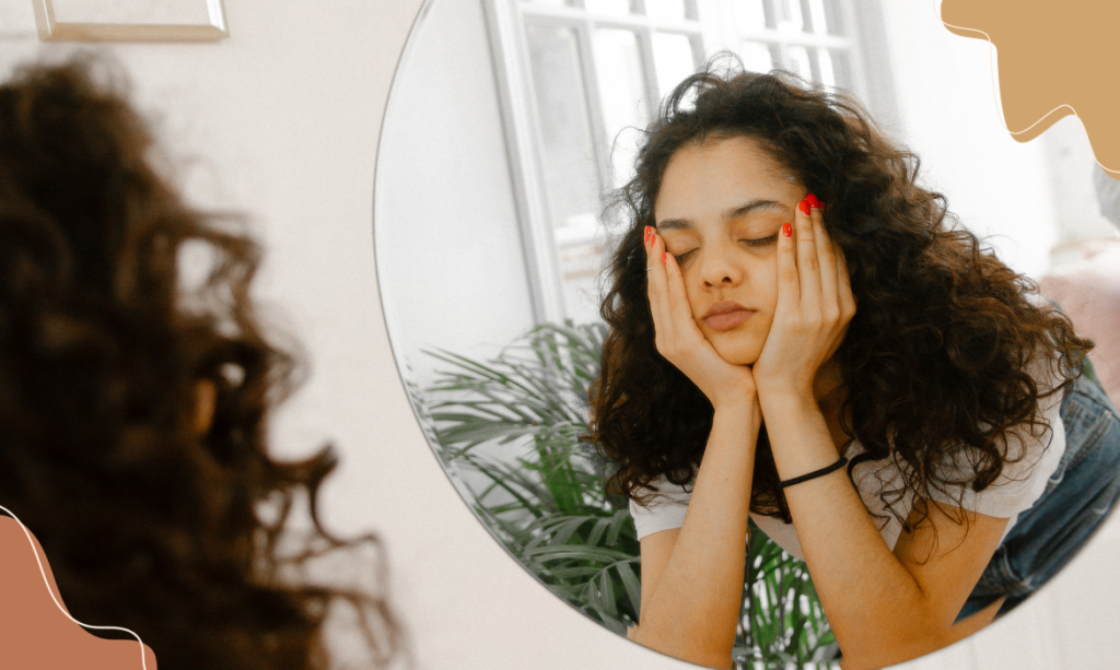 moça desanimada - Como a estética íntima pode ajudar na autoestima feminina? BCMED