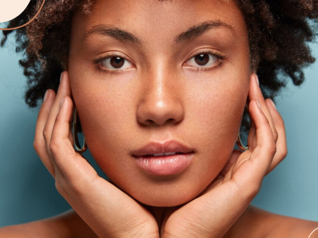 Mulher negra olhando para câmera com as mão no rosto - BCMED Tratamentos estéticos para pele negra: 5 Opções seguras e eficientes!