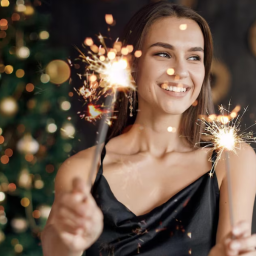 Mulher comemorando com fogos festa fim de ano - BCMED Pele perfeita para as comemorações de fim de ano! BCMED ajuda!