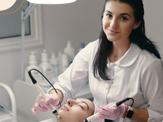 Mulher esteticista fazendo eletroterapia facial.
