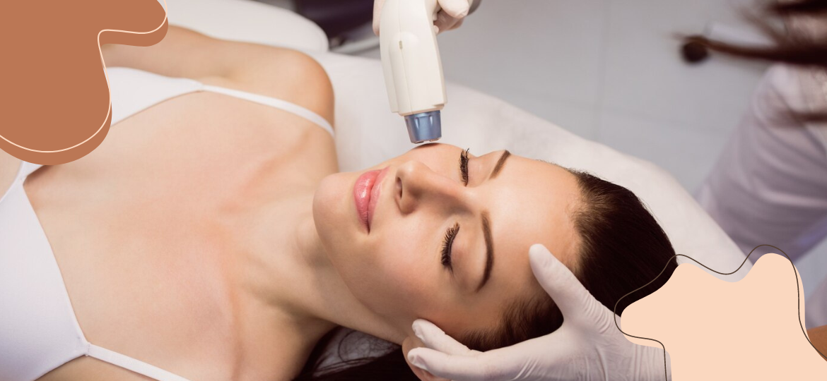 Mulher realizando fototerapia com laser vermelho - BCMED