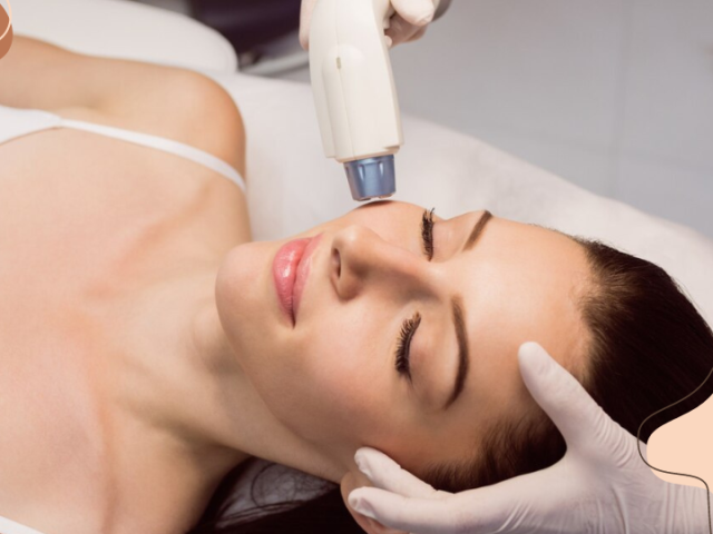 Mulher realizando fototerapia com laser vermelho - BCMED